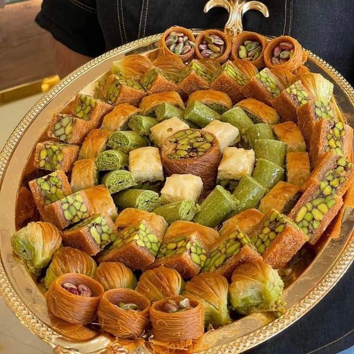 تفسير حلم تناول الحلويات في المنام - العوامل المؤثرة في تفسير حلم تناول الحلويات